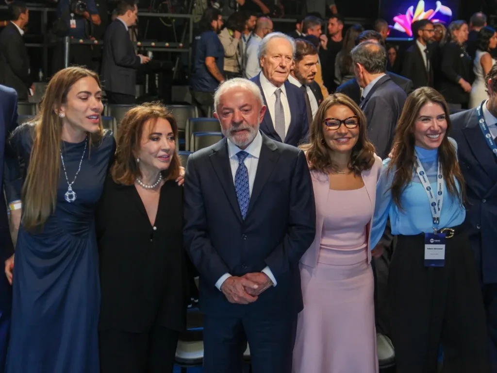 Janja sai em defesa da família Abravanel e acusa misoginia após fala de Zezé Di Camargo 3 da esquerda para a direita a apresentadora patricia abravanel silva abravanel viuva de silvio santos presidente lula a primeira dama janja rebeca abravanel e seu marido o ex jogador 1765804180463 v2 4x3