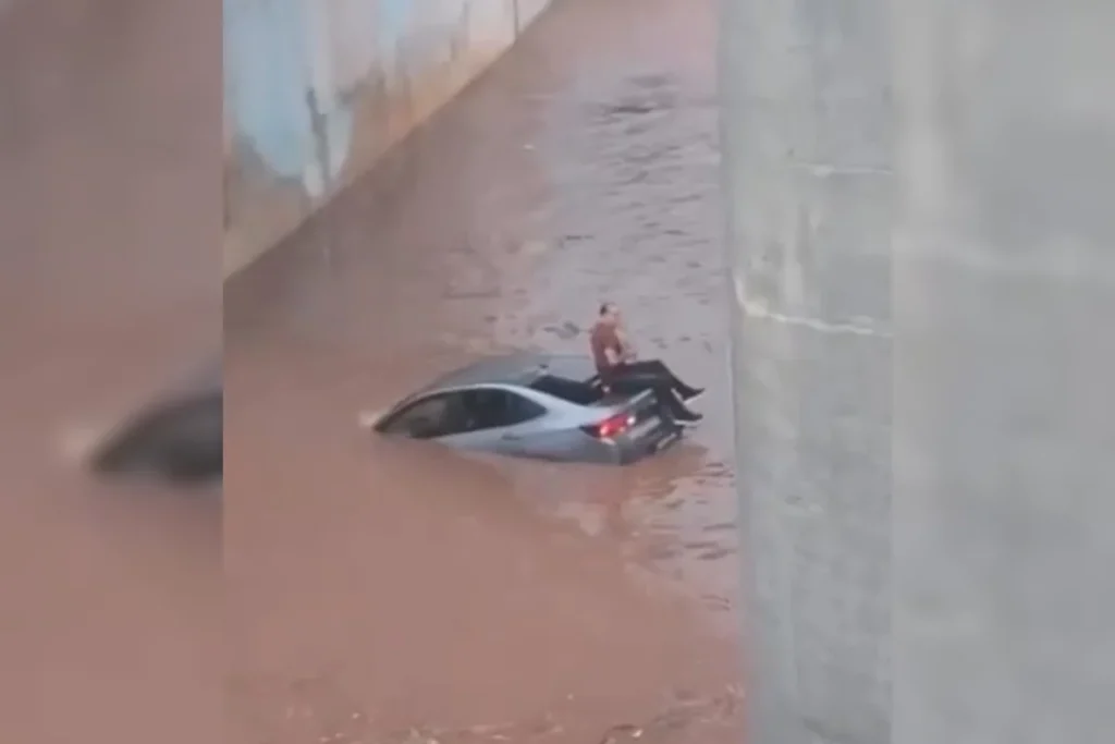 homem ilhado em seu carro 1024x683 1