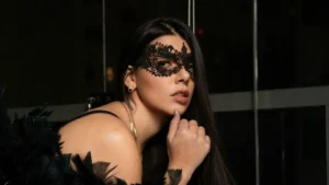 ‘Nova Tiazinha musa 18 admite que usava mascara de Mis Scarlet para fugir de preconceito e rotulos hoje ela fatura R 80 mil por mes