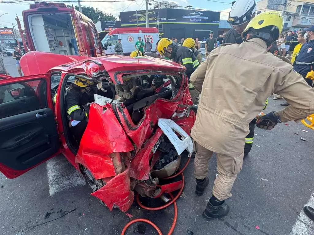 11 abre Acidente na Praca C 170 no Setor Jardim America envolvendo seis veiculos Foto Divulgacao CBM GO