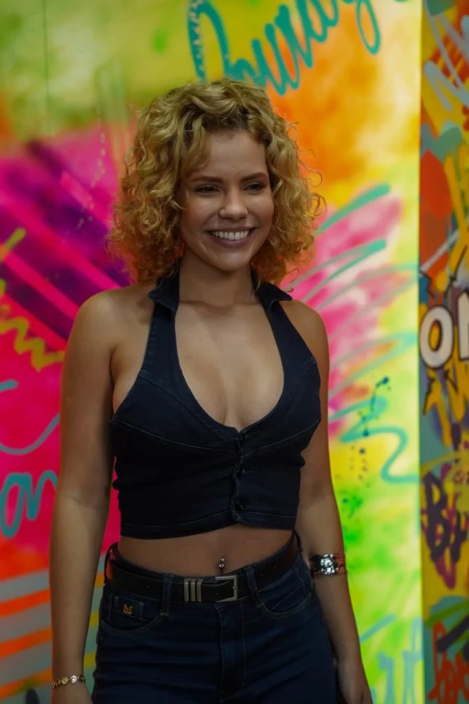 Podcast Manda Vê estreia o ano ouvindo a história de Bella Alencar 2 podcast