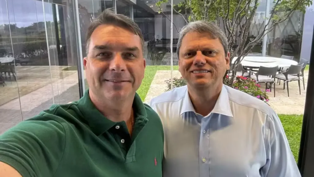 Flávio empurra Tarcísio à reeleição, que pode se descolar do bolsonarismo