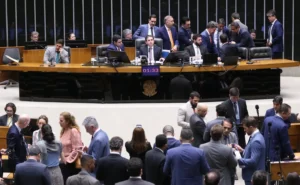 Com 17 deputados, Goiás segue fora do jogo de poder no Congresso