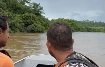 Pescadores sobrevivem a naufrágio no Rio Meia Ponte, em Itumbiara 2 8 5