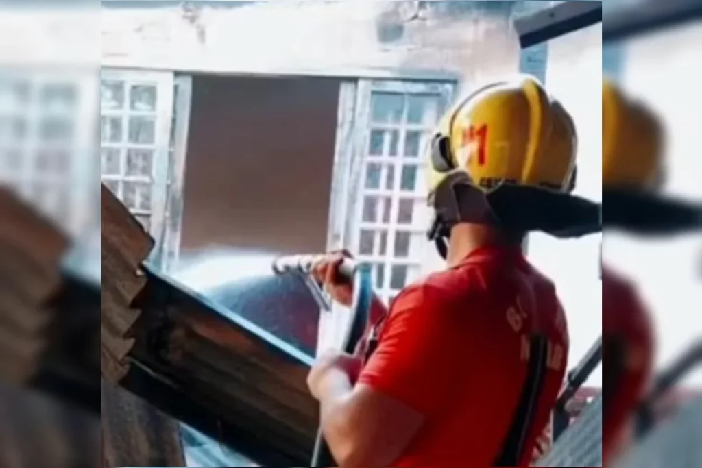 9aa7a384 bombeiros apagando as chamas