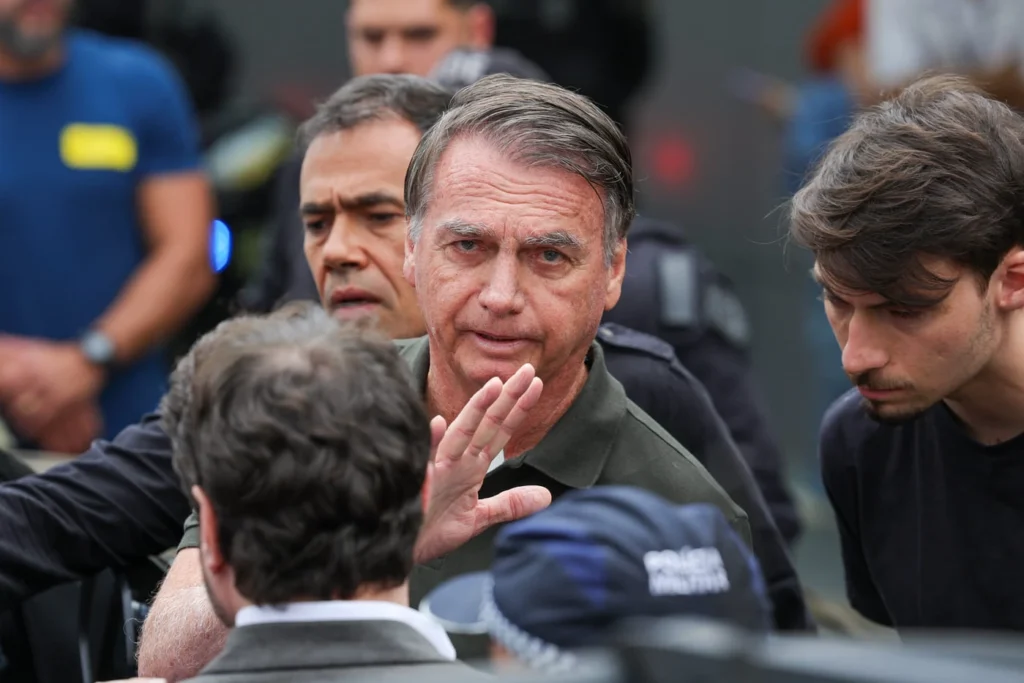 Capa Papuda oferece condicoes ruins para idosos mas nao para politicos como Bolsonaro