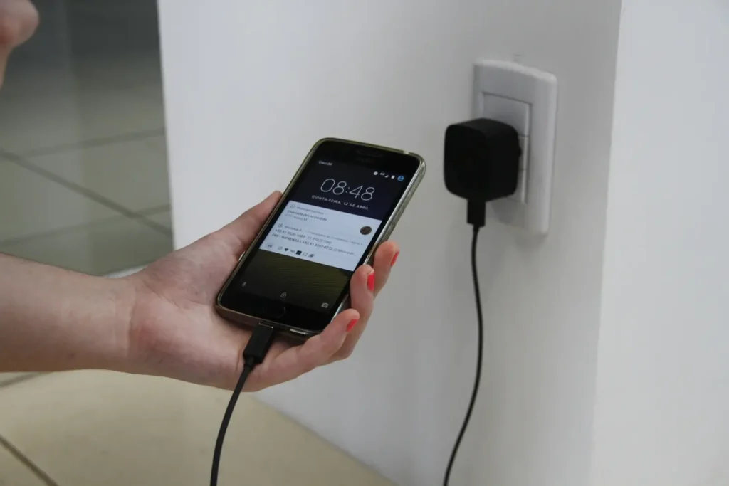 Celular ligado Tomada