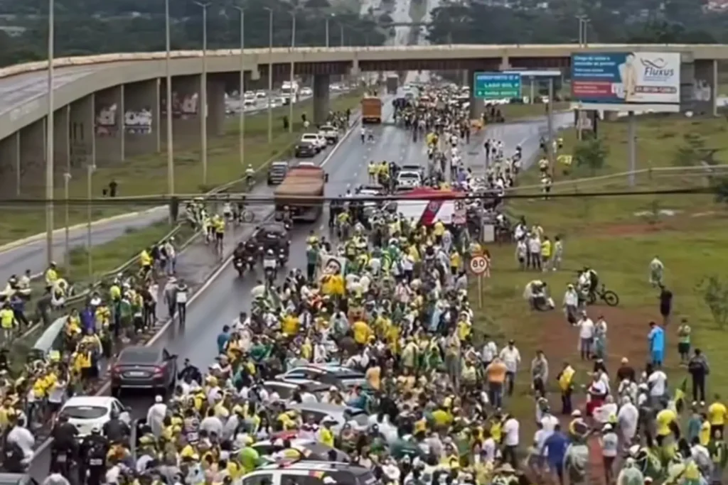 Depois de 240 km, ato de Nikolas acaba interrompido por chuva, raios e feridos
