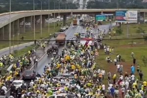 Depois de 240 km, ato de Nikolas acaba interrompido por chuva, raios e feridos