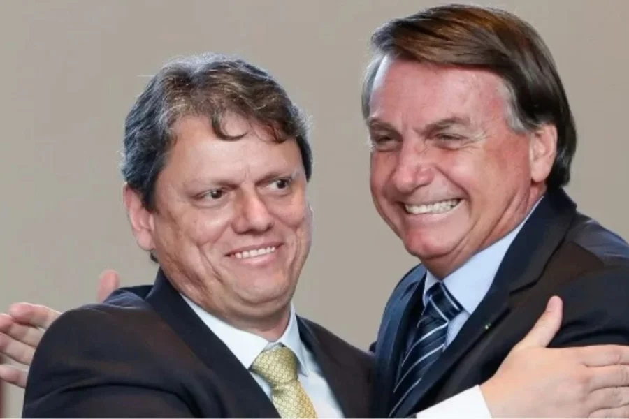 Ao não visitar Bolsonaro, Tarcísio desmonta plano estratégico de Flávio 2 Tarcísio
