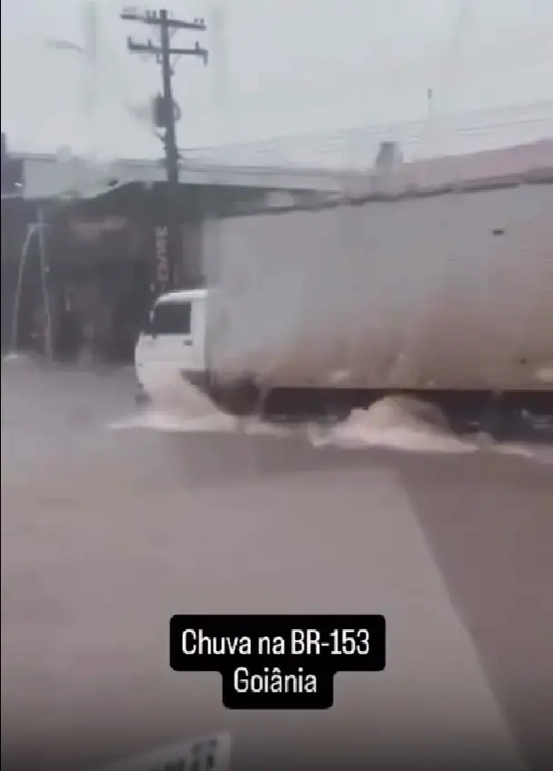 Chuvas alagam pontos de ônibus, rodovias e terminais em Goiânia; veja vídeos 2 Chuva