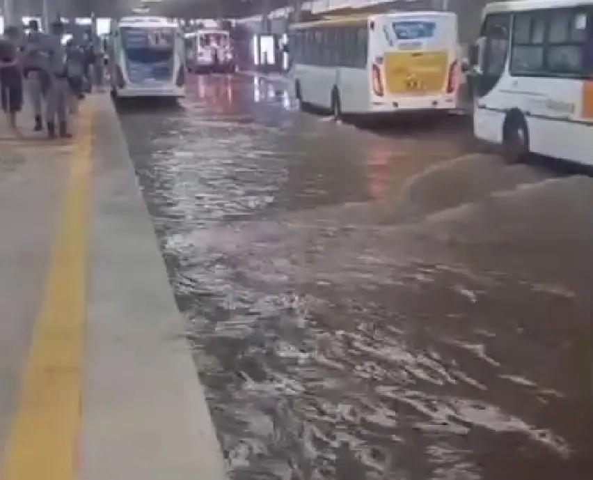 Chuvas alagam pontos de ônibus, rodovias e terminais em Goiânia; veja vídeos 3 WhatsApp Image 2026 01 05 at 19.10.02