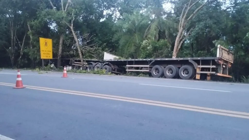 Acidente na BR-153 seguido de incêndio em caminhão deixa duas vítimas fatais 
