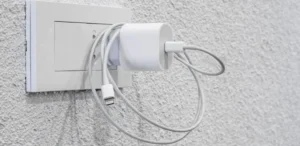 carregador na tomada