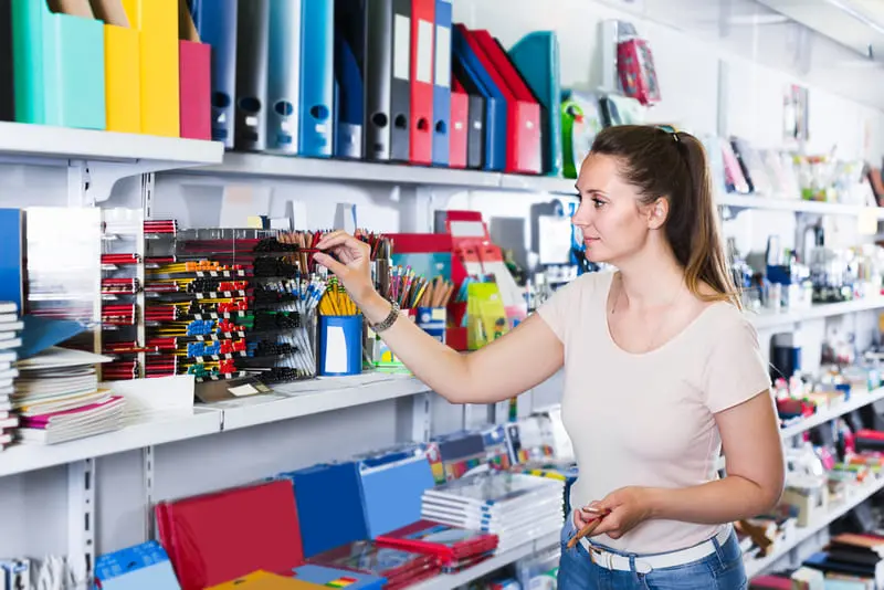 mulher organizando itens de papelaria 2