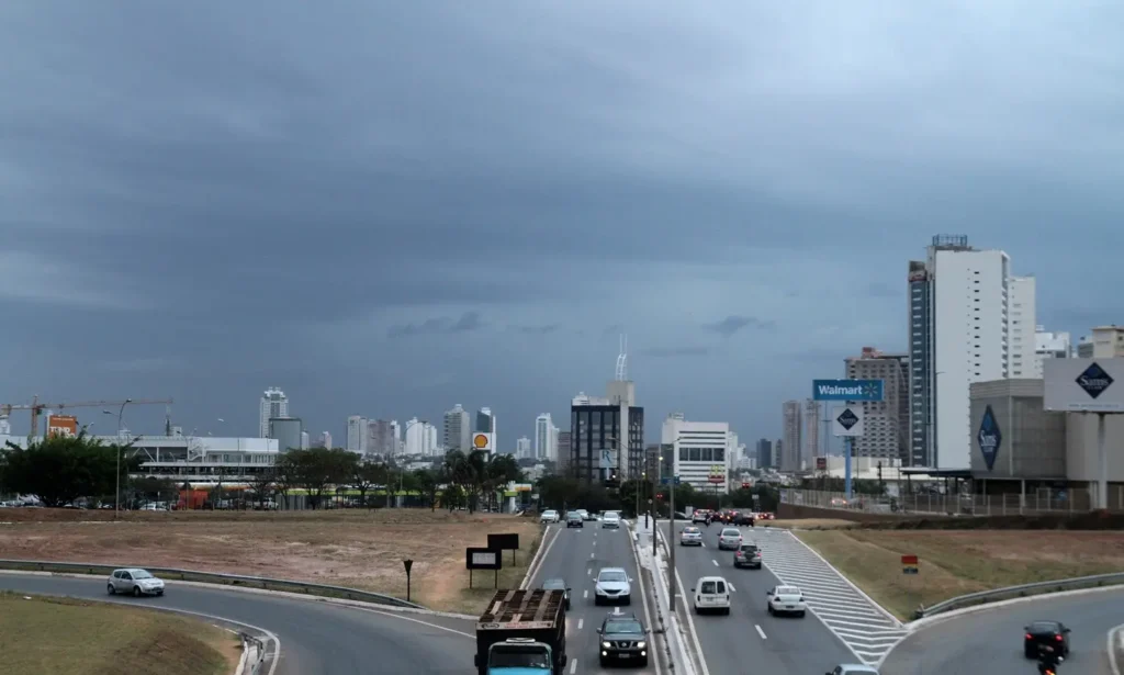 11 abre 2 Com alerta para pancadas intensas e rajadas acima de 50 km h em Goias temporais podem ampliar alagamentos e acelerar novos danos ao trecho Foto Equatorial