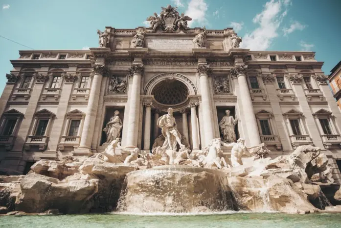 Em Roma, Fontana di Trevi passa a cobrar taxa de 2 euros para turistas que jogam moeda em Roma 2 Fontana di Trevi