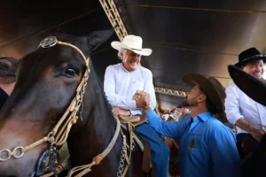 Enquanto PSD calibra estratégia, Caiado passa a liderar cenário presidencial do partido