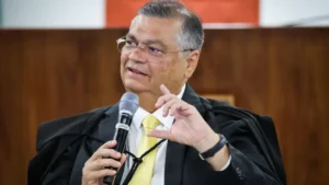 Decisão de Dino de suspender ‘penduricalhos’ repercute nas redes 