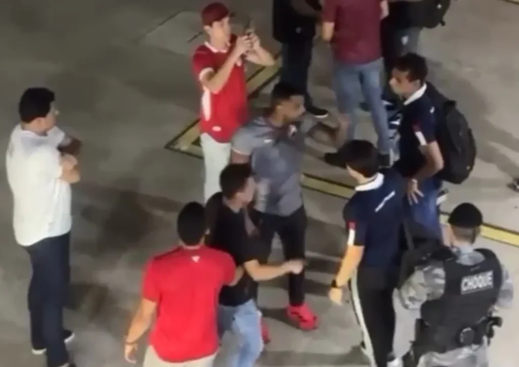 Dirigentes do Vila Nova protestam contra arbitragem após derrota