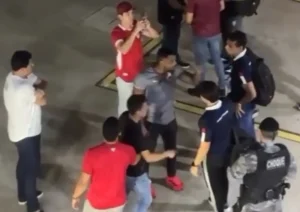 Dirigentes do Vila Nova protestam contra arbitragem após derrota