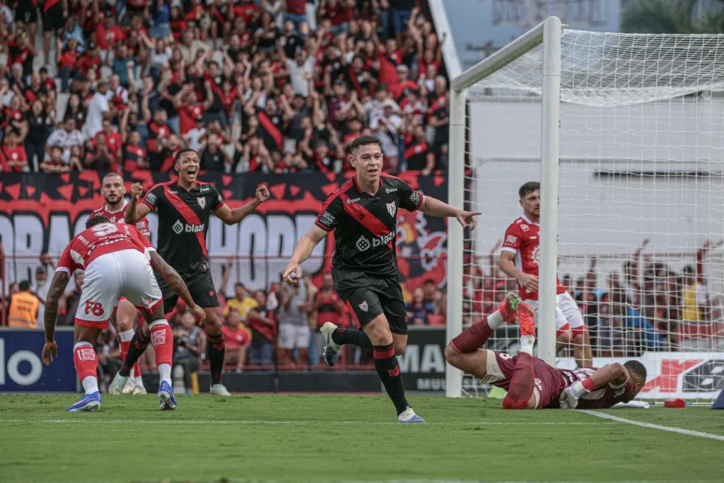 Atlético é dominante e bate o Vila Nova por 2x0 no Accioly