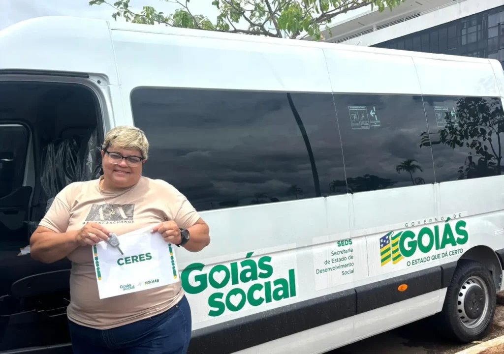 Goiás entrega 246 vans e amplia alcance da assistência social em todos os municípios