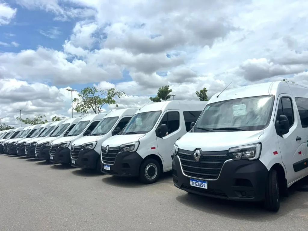 Goiás entrega 246 vans e amplia alcance da assistência social em todos os municípios