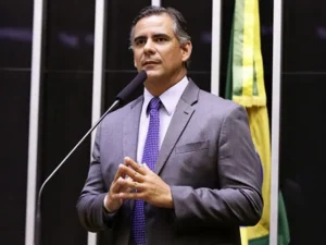 Leur Lomanto Júnior (União Brasil-BA) assume a presidência da CCJ em meio à retomada da PEC do fim da escala 6×1, colocando o colegiado no centro das disputas entre governo, oposição e setor produtivo. Crédito: Agência Câmara,