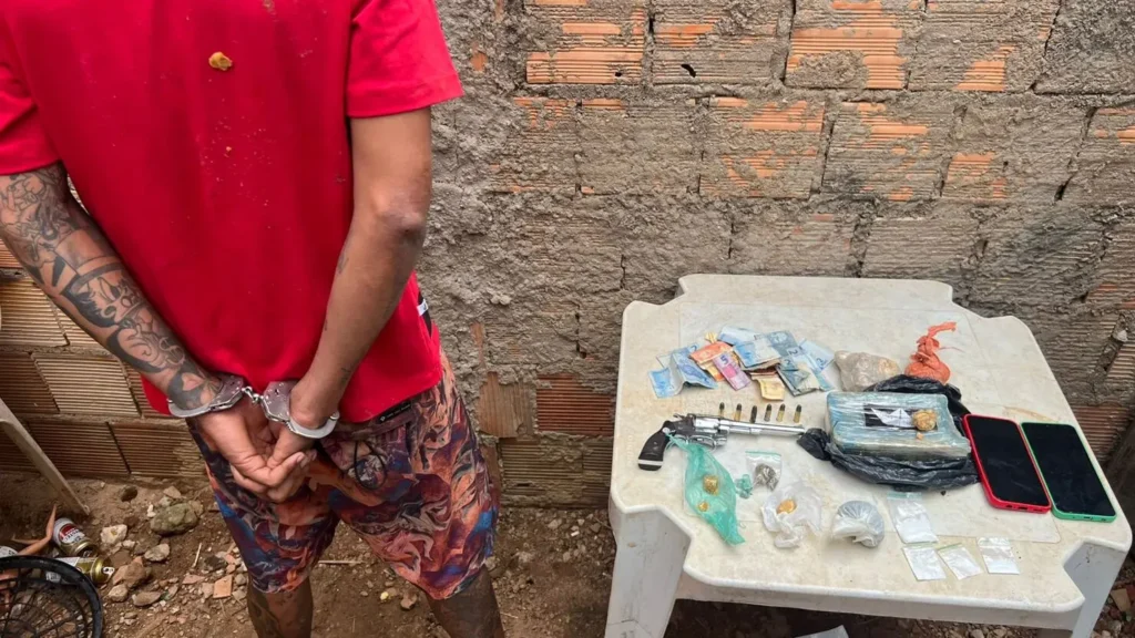 Polícia Civil realiza três ações contra tráfico e apreende drogas e armas em Aparecida de Goiânia 2 drogas