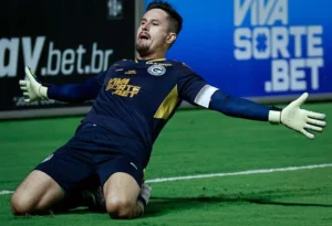 Tadeu brilha mais uma vez, pega 1 pênalti e classifica Goiás na Copa do Brasil