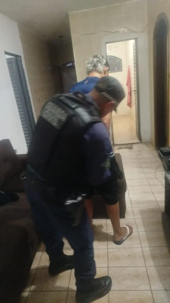 Jovem é preso após agredir companheira 