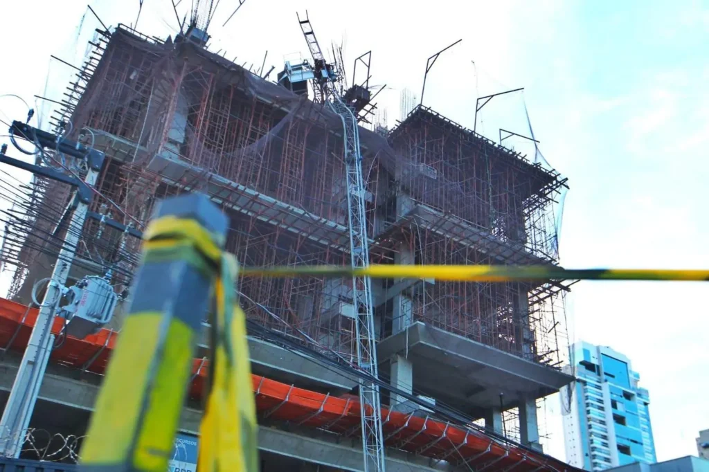 Trabalhador sofre queda de 9 metros no Setor Aeroporto, em Goiânia 2 Queda de prédio