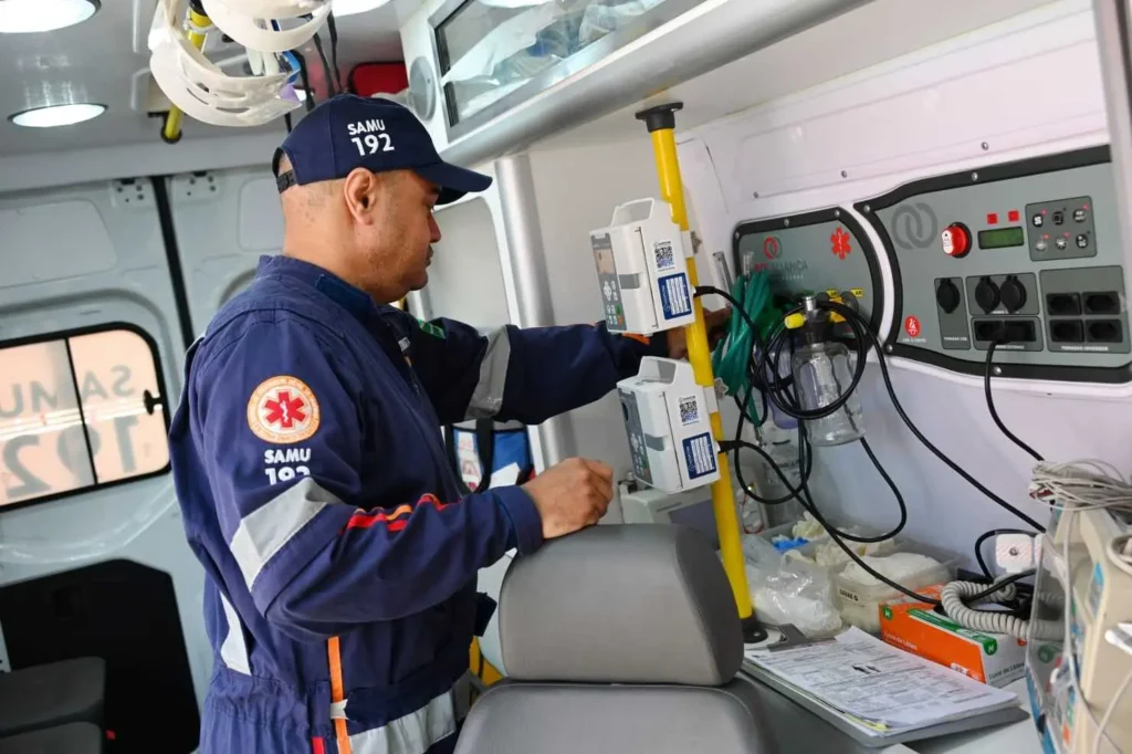 Saúde prepara rede e reforça atendimento para dias do MotoGP em Goiânia 2 Interior ambulância do SAMU