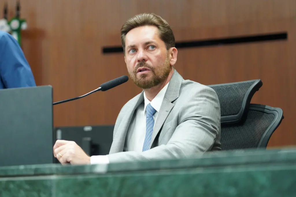 Bruno Peixoto discursando na Mesa Diretora da Alego