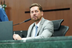 Bruno Peixoto discursando na Mesa Diretora da Alego