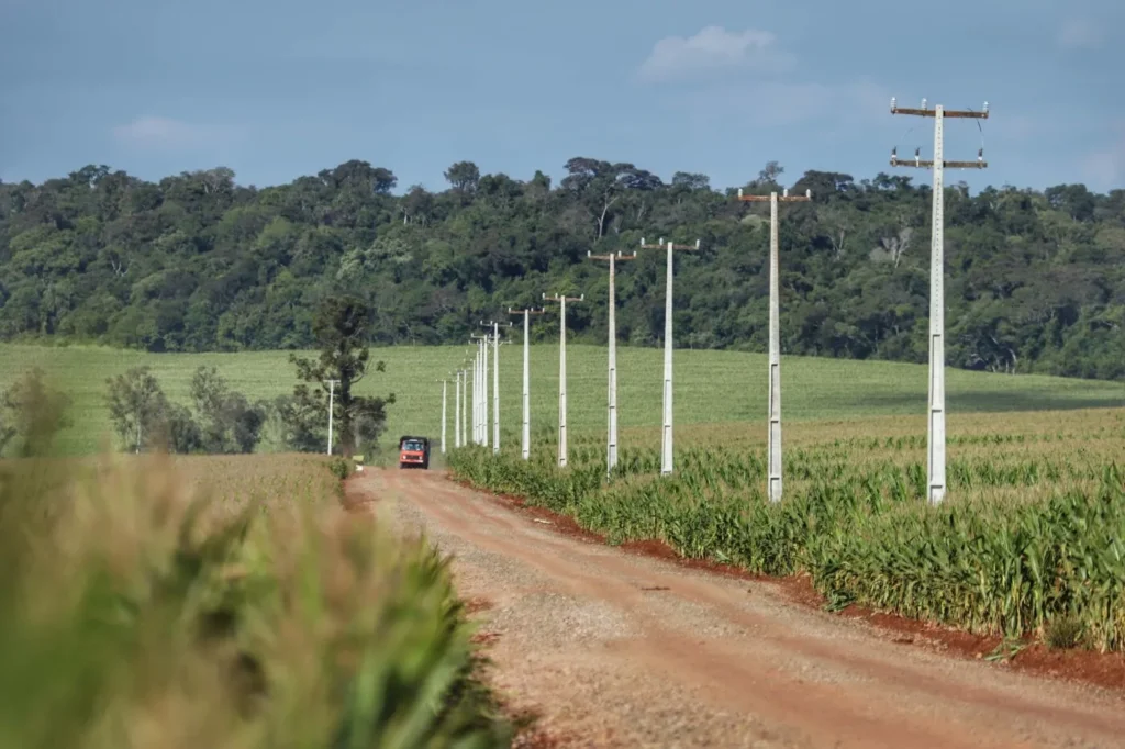 Area rural com postes de energia