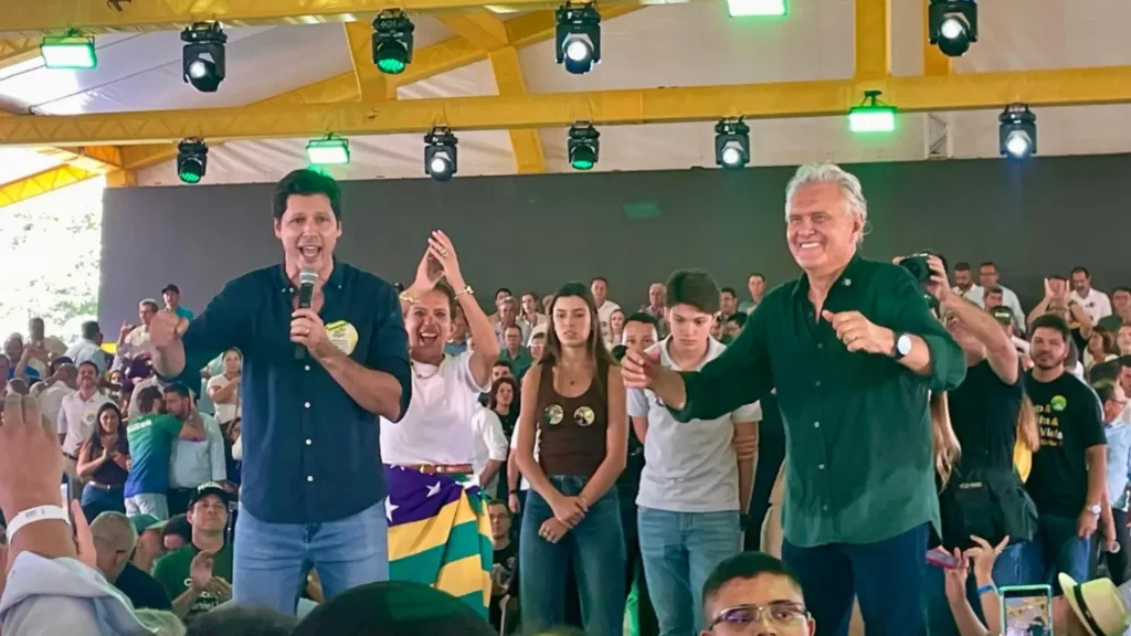 Daniel discursando ao lado de Caiado