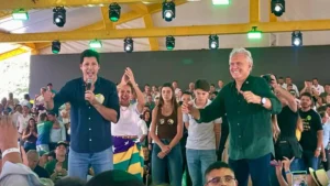 Daniel discursando ao lado de Caiado