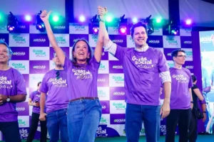 Daniel Vilela e Gracinha Caiado de mãos dadas festejando a edição do Goiás Social Mulher