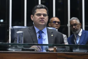 Alcolumbre definirá quebra de sigilos de Lulinha após tumulto na CPMI do INSS