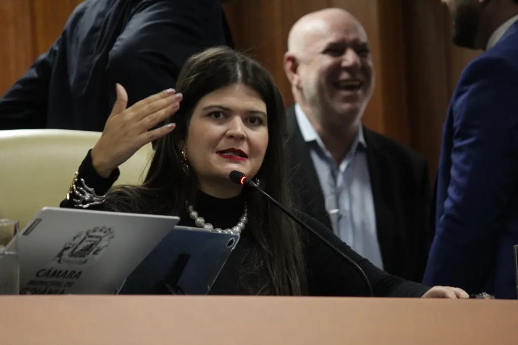 Aava Santiago discursando na tribuna da Câmara Municipal