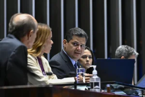 Pressão cresce e Alcolumbre tenta conter crise com sessões semipresenciais