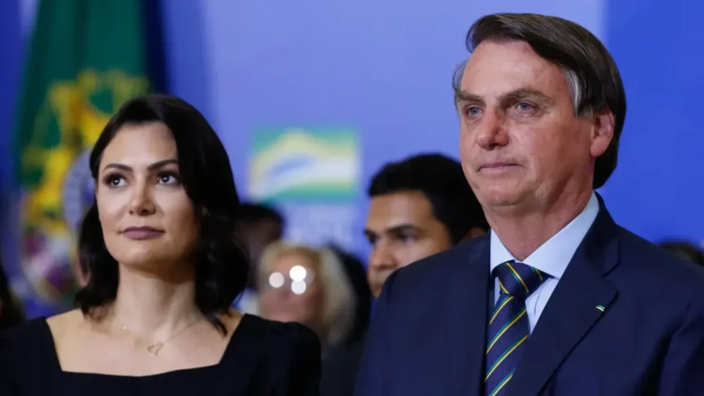 Bolsonaro quer Michelle na política após março
