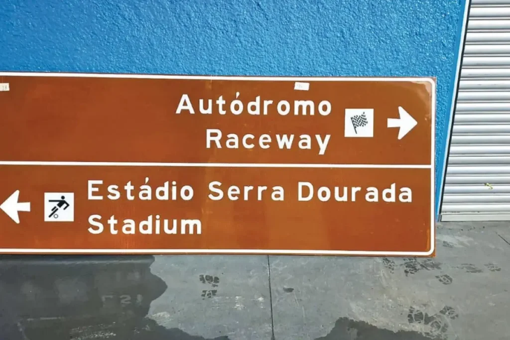 placas (placas placas bilíngues para orientar público do MotoGP)