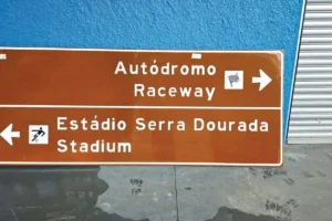 placas (placas placas bilíngues para orientar público do MotoGP)