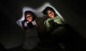 crianças usando celulares