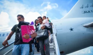 Migrantes desembarcando de avião