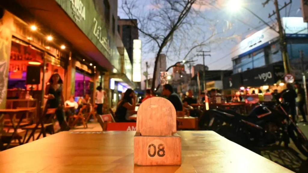 MotoGP movimenta R$ 7 mil por turista e reforça potencial internacional de Goiás 2 Mesa de bar