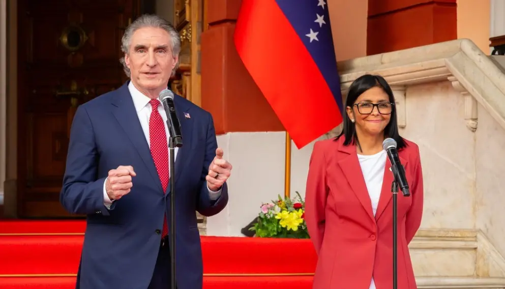 Doug Burgum à esquerda e Delcy Rodríguez à direita